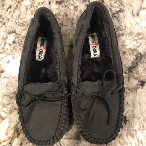 Minnetonka Junior Trapper charcoal gray moccasins, women’s size 10